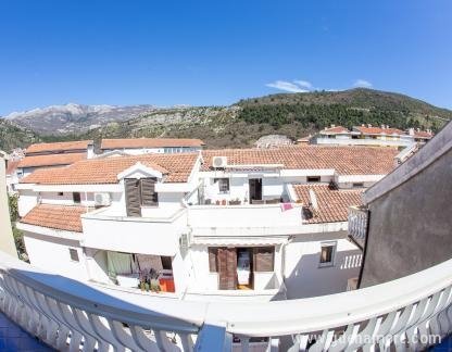 Leiligheter "Sun", Tremannsrom med balkong № 12,22,32, privat innkvartering i sted Budva, Montenegro - Vila kod Zlatibora042